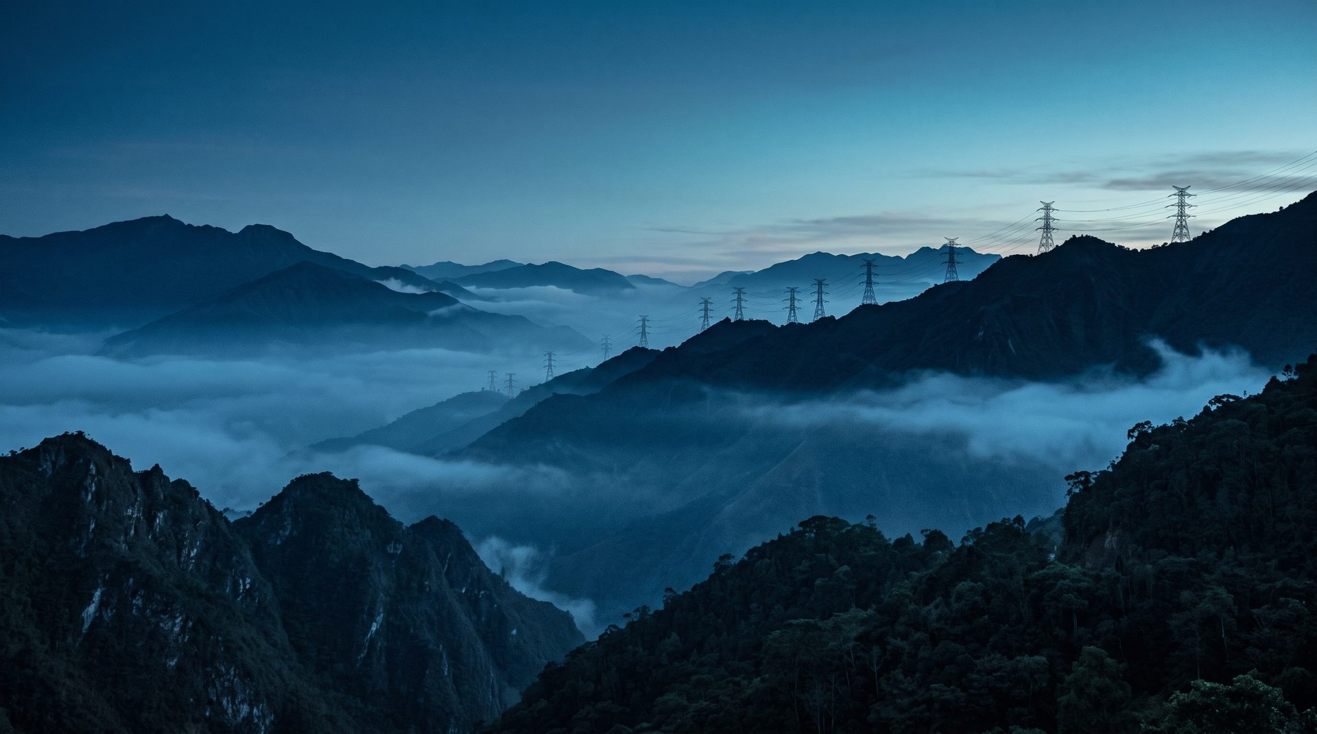Cordillera antioqueña al amanecer con líneas de transmisión siguiendo la cresta