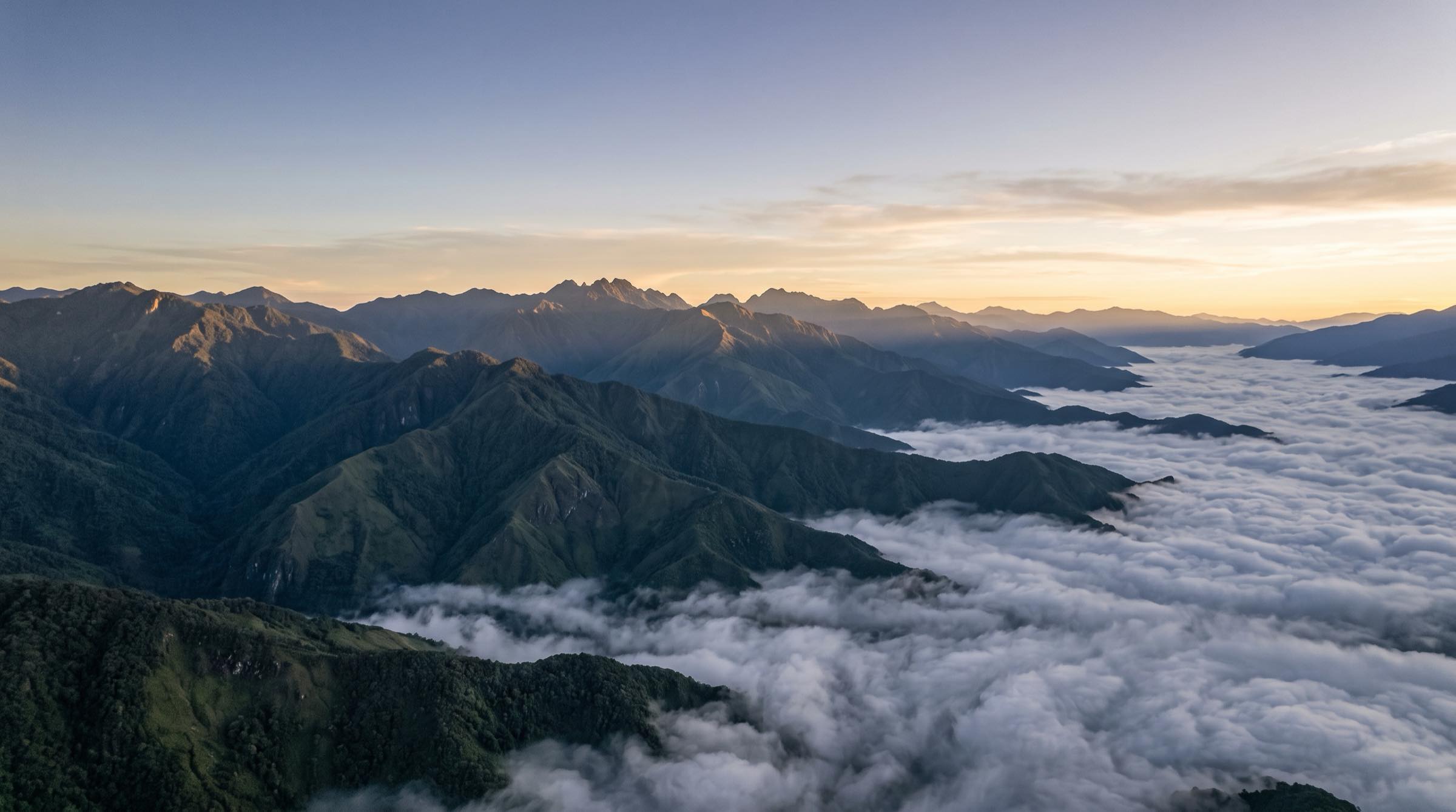 Cordillera antioqueña sobre el mar de nubes al amanecer