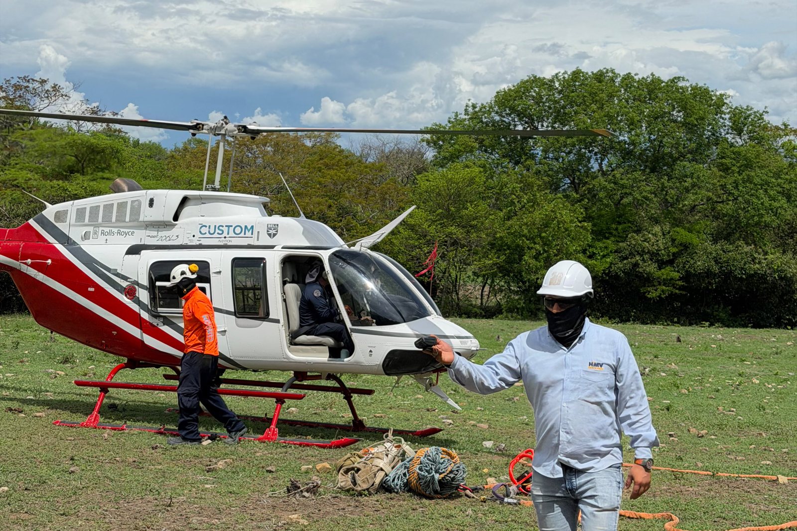 Bell 206L-3 de Custom Aviation en terreno durante una operación