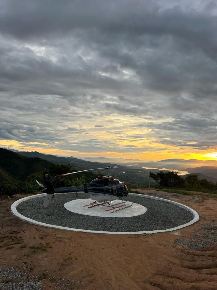Bell 206 de Custom en un helipuerto de montaña al atardecer