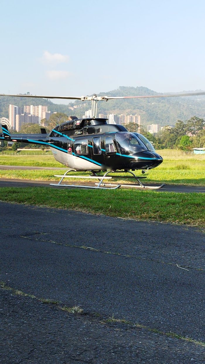 Bell 206 de Custom Aviation en su base del hangar 67D, Aeropuerto Olaya Herrera