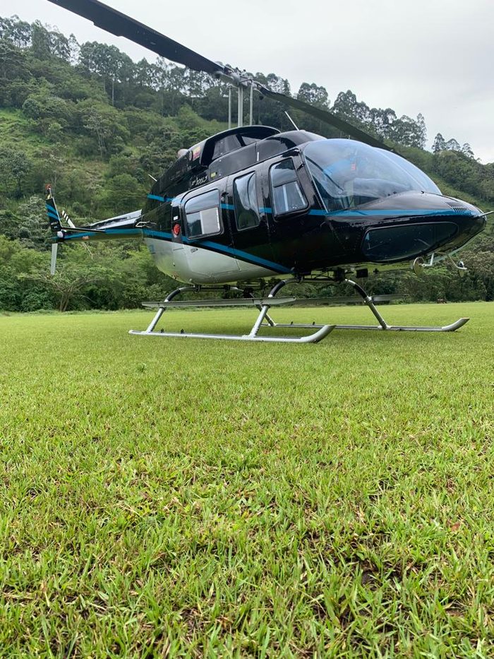Bell 206 de Custom Aviation en un frente de proyecto rural sin acceso terrestre