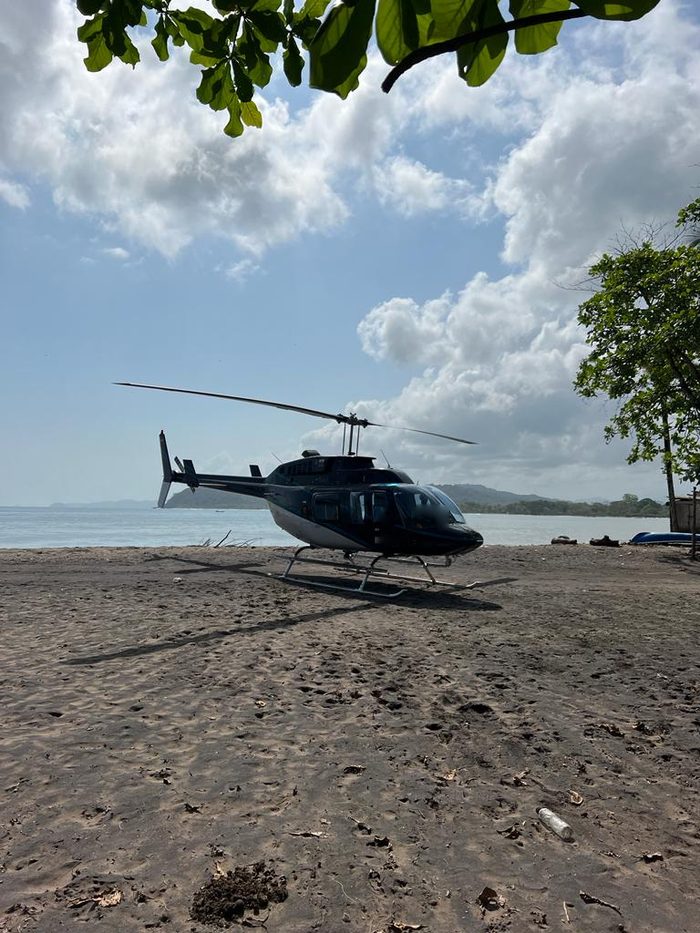 Helicóptero de Custom Aviation sobrevolando la costa colombiana
