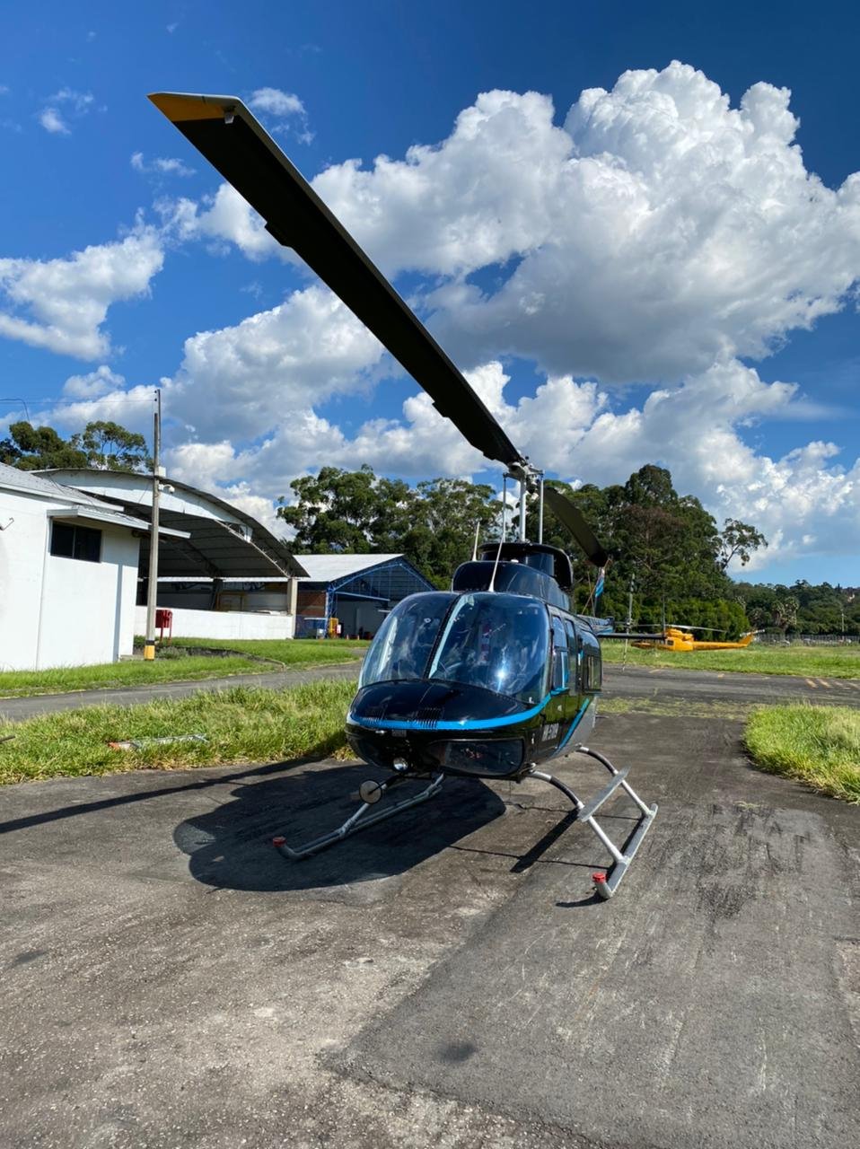 Bell 206 de Custom en la plataforma frente al hangar