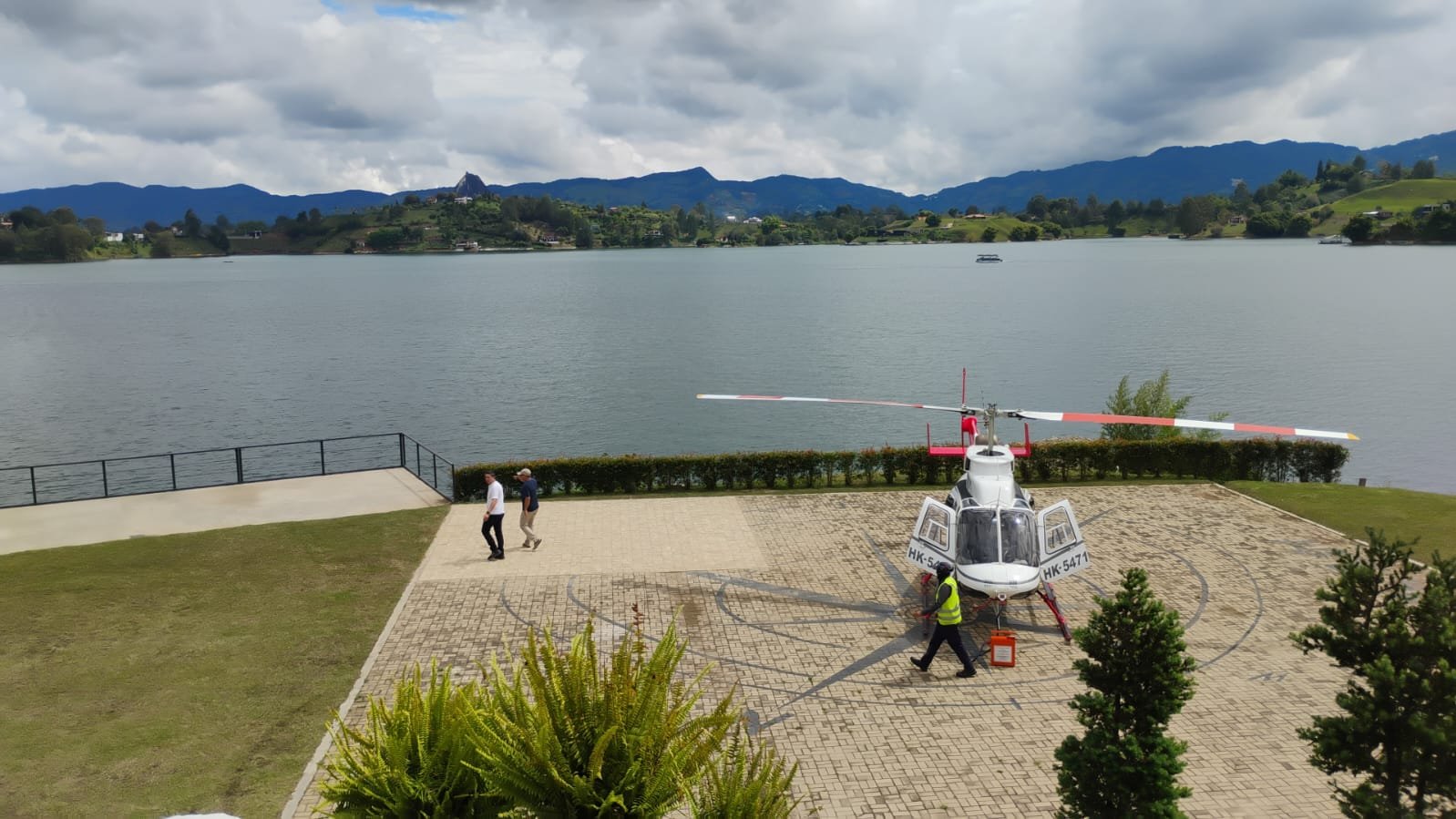 Helicóptero en un helipuerto a la orilla de un embalse
