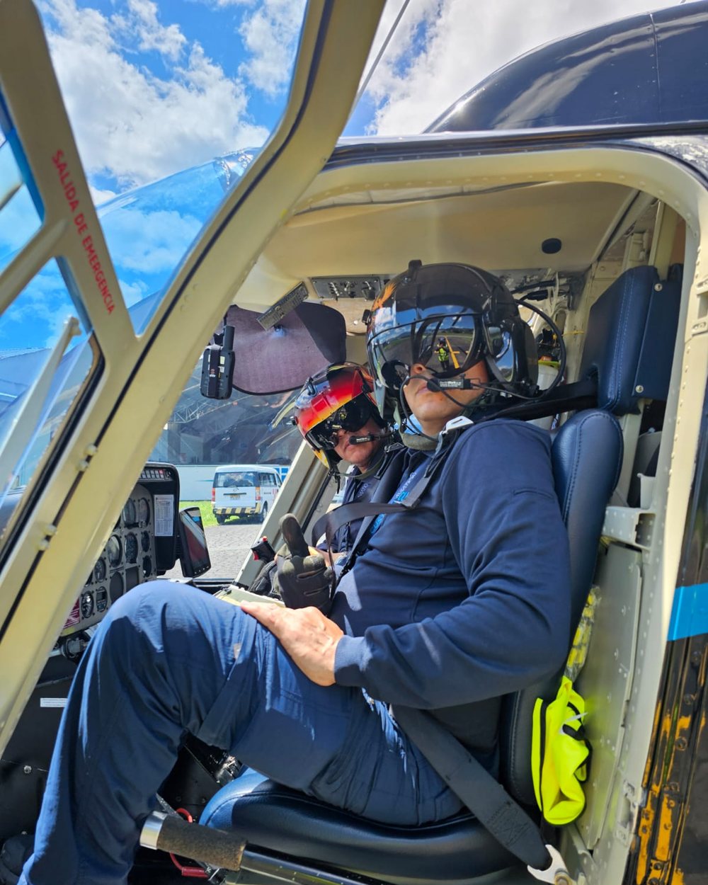 Pilotos de Custom Aviation en la cabina del Bell 206