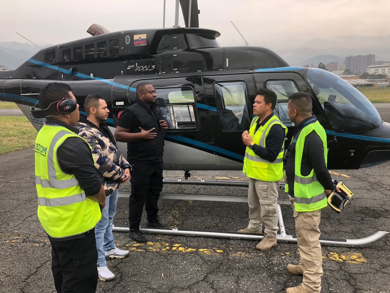 Tripulación y personal de tierra en briefing junto al Bell 206