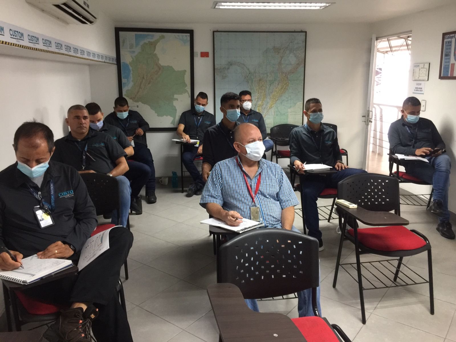 Sesión de capacitación del personal de Custom Aviation